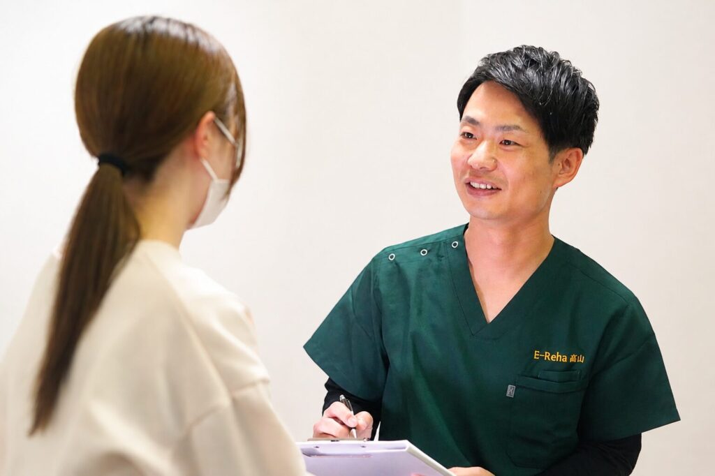 E-Rehaで理学療法士が来院者の相談を聞いている様子